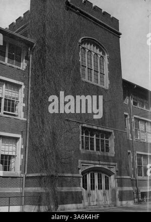 Cette édition 1946 du Northrop Collegiate Yearbook, Tatler, saisit les faits saillants de l’année scolaire, y compris les activités scolaires des élèves, des enseignants, des athlètes et des activités parascolaires. Banque D'Images