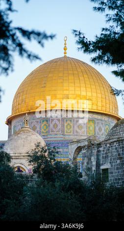 Jérusalem, Israël – 3 mars 2024 : vue rapprochée du dôme doré du Dôme du Rocher, partiellement encadré par des arbres, situé dans la mosquée Al-Aqsa Banque D'Images