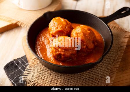 Boulettes de viande au Chili rouge chipotle et sauce tomate, porc haché ou boeuf farci au fromage. Une recette de nourriture maison très populaire au Mexique et dans d'autres cou Banque D'Images