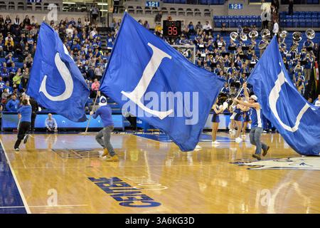 Jan. 14, 2015 - créé Louis, Missouri, U. S - les drapeaux de l'Université Louis conduisent les joueurs sur le terrain lors d'une conférence entre l'Université Louis Billikens et les Duquesne Dukes joués à l'Université Louis, MO. À Chaifetz Arena. Où Louis bat Duquesne 78-69 (crédit image : © Richard Ulreich/ZUMA Wire) Banque D'Images