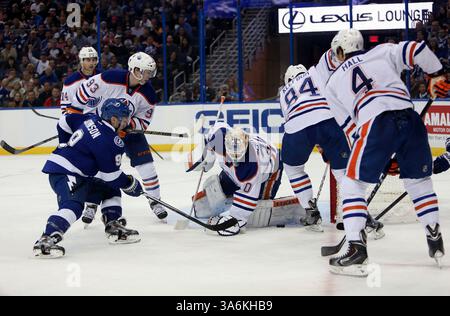 15 janvier 2015 - Tampa, FL, États-Unis - Tyler Johnson du Lightning de Tampa Bay, à gauche, n'a pas réussi à faire passer le palet devant le gardien des Oilers d'Edmonton Ben Scrivens (30) pendant la première période à l'Amalie Arena de Tampa, Floride, le jeudi 15 janvier 2015. Le Lightning a gagné, 3-2. (Crédit image : © Douglas R. Clifford/TNS/ZUMA Wire) Banque D'Images
