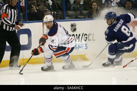 15 janvier 2015 - Tampa, FL, USA - le Taylor Hall des Oilers d'Edmonton (4) échappe à poursuivre le défenseur du Lightning de Tampa Bay Mark Barberio (8) pendant la première période à l'Amalie Arena de Tampa, Floride, le jeudi 15 janvier 2015. Le Lightning a gagné, 3-2. (Crédit image : © Douglas R. Clifford/TNS/ZUMA Wire) Banque D'Images