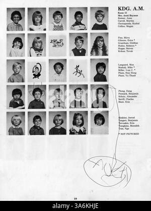 Cet annuaire de 1986 de l'école élémentaire Fulton présente les expériences scolaires et parascolaires des élèves, des enseignants et des événements au cours de l'année scolaire 1985-1986/09. Banque D'Images