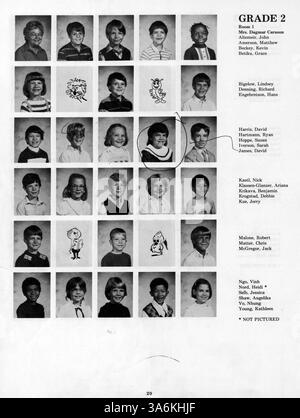 Cet annuaire 1986 de Fulton Elementary reflète les faits saillants de l'année scolaire 1985-1986 avec des photos d'élèves, d'enseignants et d'événements scolaires majeurs. Banque D'Images