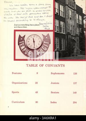 L'annuaire 'Sagamore' 1972 de l'école secondaire Roosevelt fournit un aperçu de l'année scolaire 1971-1972, documentant diverses activités étudiantes, événements et contributions des étudiants afro-américains à la communauté scolaire. Banque D'Images