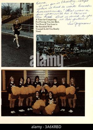 L'annuaire 'Sagamore' pour 1972 à l'école secondaire Roosevelt documente diverses activités scolaires, en se concentrant sur le rôle des étudiants afro-américains et leurs contributions à la culture et au succès de l'école. Banque D'Images