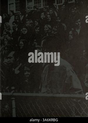 Le Roosevelt Yearbook 1972 'Sagamore' documente l'année scolaire 1971-1972 en soulignant l'importance culturelle de l'histoire afro-américaine, de la vie étudiante et de la faculté. Banque D'Images