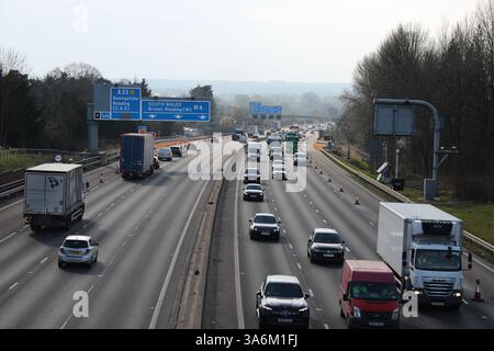 Autoroute M4 Smart sous des travaux routiers avec des zones d'urgence nouvellement construites, Reading Berkshire Banque D'Images