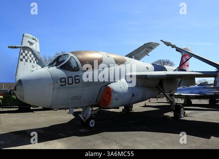 Grumman EA-6B Prowler, avion de guerre électronique, American Airpower Museum, Republic Airport, Farmingdale, long Island, NY Banque D'Images