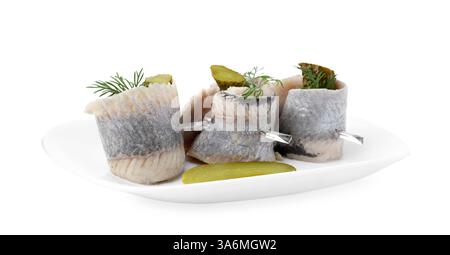 Délicieux rouleaux de hareng avec cornichons et aneth isolés sur blanc Banque D'Images