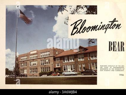 L'annuaire 1956 'Bloomington Bear' de Bloomington High School recense les activités, la vie étudiante, le corps professoral, l'athlétisme, les clubs, et des événements de l'année scolaire 1955-1956, documentant les réalisations scolaires importantes et les moments communautaires. Banque D'Images