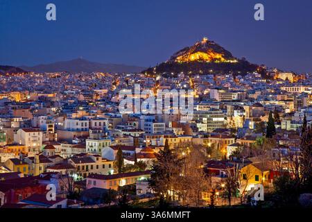Superbe vue panoramique d'Athènes la nuit avec la colline illuminée de Lycabette. Un paysage urbain à couper le souffle capturant le charme de la capitale grecque. Banque D'Images