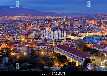 Vue panoramique d'Athènes, capitale de la Grèce, pendant l'heure bleue. L'Attalos Stoa au premier plan est maintenant le musée de l'Agora antique d'Athènes Banque D'Images