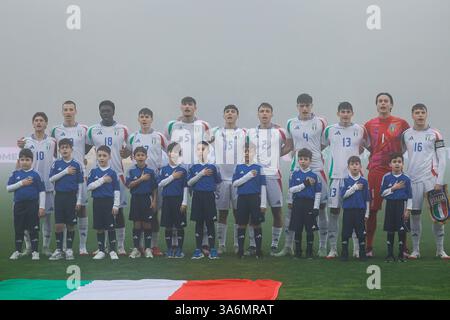 Catanzaro, Italie. 25 mars 2025. Stade Nicola Ceravolo : L'équipe d'Italie lors de l'hymne national lors du Championnat UEFA des moins de 19 ans 2025, Elite Round, Groupe 5, match entre l'Italie et la France au stade Nicola Ceravolo, Italie. Francesco Farina/SPP (FRANCESCO FARINA/SPP) crédit : SPP Sport Press photo. /Alamy Live News Banque D'Images