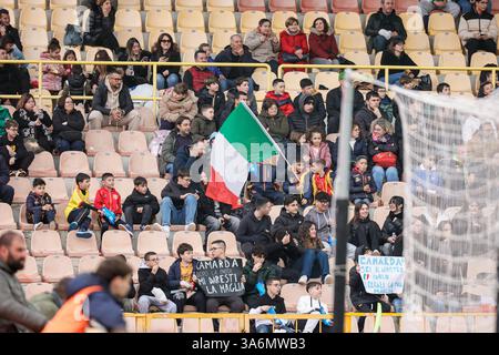 Catanzaro, Italie. 25 mars 2025. Stade Nicola Ceravolo : fans d'Italie lors du Championnat UEFA des moins de 19 ans 2025, Elite Round, Groupe 5, match entre l'Italie et la France au stade Nicola Ceravolo, Italie. Francesco Farina/SPP (FRANCESCO FARINA/SPP) crédit : SPP Sport Press photo. /Alamy Live News Banque D'Images
