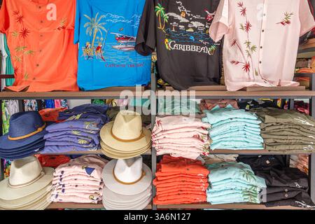 Philipsburg Sint produit Saint Maarten,Front Street,Island Booty store intérieur,chemises brodées colorées,vêtements décontractés tropicaux,chemises souvenirs Caraïbes Banque D'Images