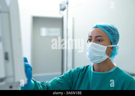 Professionnel de la santé dans les gommages et le masque d'exploitation de l'équipement médical à l'hôpital, espace de copie Banque D'Images