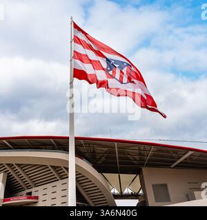 Madrid, Espagne, 15 mars 2025 : immense drapeau de l'Atlético de Madrid dans son stade Riad Metropolitano. Banque D'Images