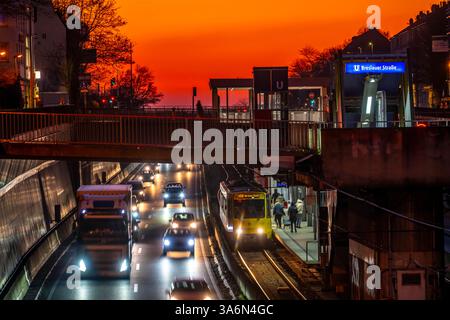 Autoroute A40, voie express de la Ruhr, trafic lourd, embouteillage, heure de pointe, a Essen, métro ligne U18, entre les voies, tram, arrêt Breslauer Straße, Banque D'Images