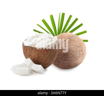 Noix de coco fraîches et feuille de palmier vert isolé sur blanc Banque D'Images