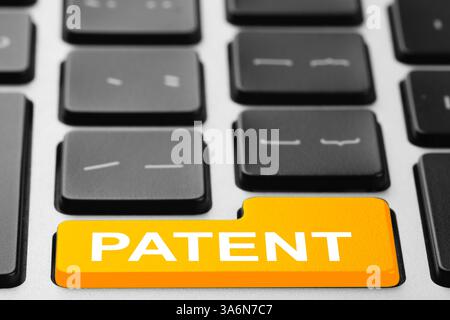 Licence. Clavier d'ordinateur avec le mot brevet sur le bouton orange, gros plan Banque D'Images