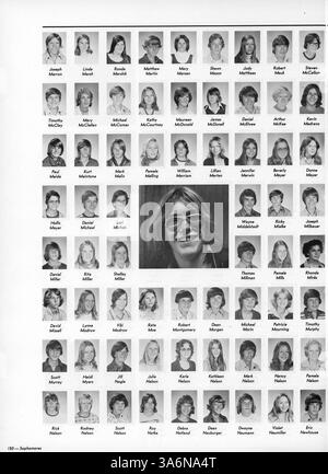 L'annuaire « talons » retrace les moments clés de l'année scolaire 1974-1975 de la Cooper High School, y compris les étudiants, les professeurs, les clubs et les équipes sportives. Banque D'Images