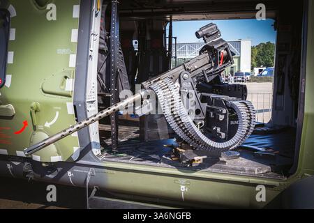 Hélicoptère NH90 de l'armée allemande avec mitrailleuse lourde M2 Browning. Fassberg, Allemagne - 8 juin 2024 Banque D'Images