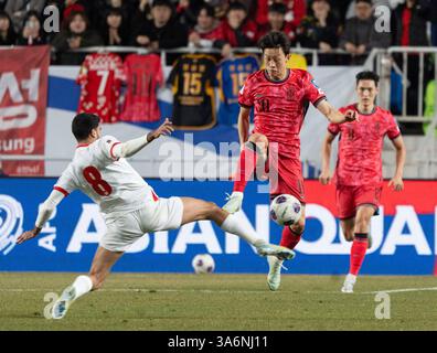 Suwon, Corée du Sud. 25 mars 2025. Le joueur sud-coréen Lee Jae-sung (10 ans) combat le ballon lors d'un match de football de la 3e qualification de la Coupe du monde de la FIFA entre la Corée du Sud et la Jordanie au stade de la Coupe du monde de Suwon à Suwon, en Corée du Sud, le 25 mars 2025. Score Corée du Sud-Jordanie 1-1. (Photo de Lee Young-ho/Sipa USA) crédit : Sipa USA/Alamy Live News Banque D'Images
