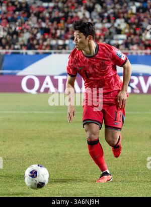 Suwon, Corée du Sud. 25 mars 2025. Le joueur sud-coréen Hwang Hee-chan (11 ans) dribble la balle lors d'un match de football de la Coupe du monde de la FIFA en Asie 3e qualification entre la Corée du Sud et la Jordanie au stade de la Coupe du monde de Suwon à Suwon, en Corée du Sud, le 25 mars 2025. Score Corée du Sud-Jordanie 1-1. (Photo de Lee Young-ho/Sipa USA) crédit : Sipa USA/Alamy Live News Banque D'Images