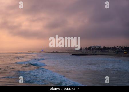 Photo de coucher de soleil floue sur la plage avec Los Angeles en arrière-plan à Huntington State Beach, Californie Banque D'Images