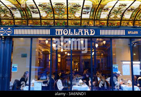 Paris, France-23 mars 2025 : Brasserie traditionnelle, plus de cent ans, la Brasserie Mollard située près de la gare Saint Lazare. Banque D'Images