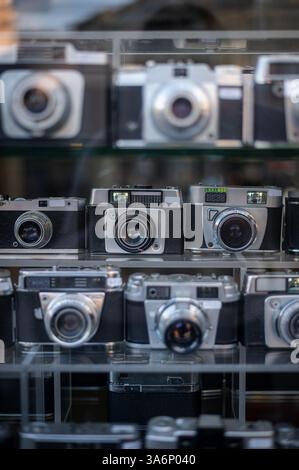 Caméras photo vintage analogiques derrière la vitrine Banque D'Images