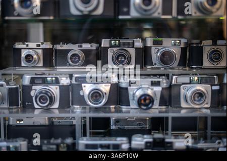 Caméras photo vintage analogiques derrière la vitrine Banque D'Images