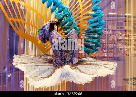 Paris, France-23 mars 2025 : vitrine Repetto. C’est un artisan unique dans le monde du luxe et du Ballet depuis 1947 situé à la célèbre rue de la paix Banque D'Images