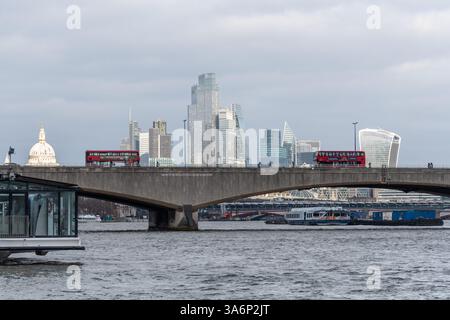 Bus rouges traversant le pont Waterloo sur la Tamise avec la ville de Londres vue depuis Victoria Embankment, Londres, Angleterre, Royaume-Uni Banque D'Images