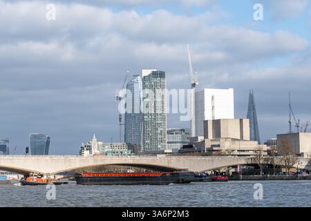Pont de Waterloo sur la Tamise et la ville de Londres vue depuis Victoria Embankment, Londres, Angleterre, Royaume-Uni Banque D'Images