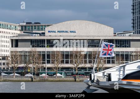 Vue du Royal Festival Hall, du concert et des événements au bord de la Tamise à Londres, Angleterre, Royaume-Uni Banque D'Images