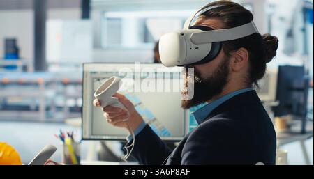 Ingénieur d'usine photovoltaïque utilisant des lunettes VR améliorant l'efficacité des panneaux solaires. Travailleurs d'usine de fabrication de panneaux solaires utilisant la technologie de réalité virtuelle recherchant des solutions solaires moins chères, caméra B. Banque D'Images