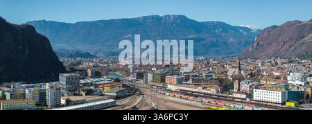 Vue aérienne de Bolzano, Italie avec montagnes et paysage urbain Banque D'Images