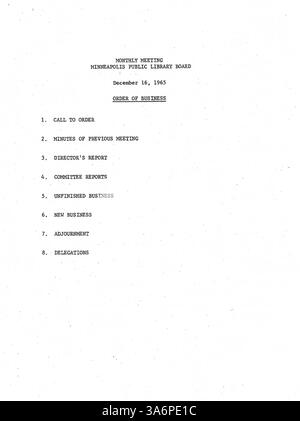 Ces procès-verbaux de la réunion de 1965 du conseil d'administration de la Bibliothèque publique de Minneapolis portent sur les décisions concernant le fonctionnement des bibliothèques, le service communautaire et la mise en œuvre des politiques publiques. Banque D'Images