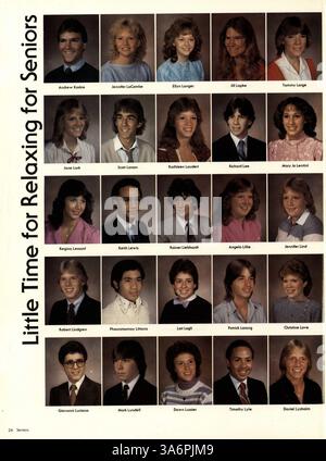 L'annuaire Sagamore 1984 de Roosevelt High School capture l'année académique 1983-1984, mettant en évidence les étudiants, les enseignants, l'athlétisme, les clubs, et les événements scolaires clés qui ont marqué l'année. Banque D'Images