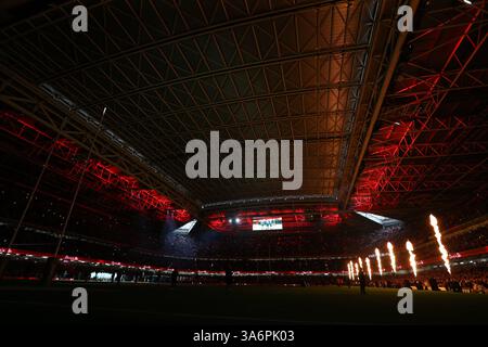 Une vue générale de l'intérieur du Principality Stadium, stade du rugby gallois devant le k/o alors que les équipes s'alignent pour les hymnes nationaux. Guinness six Natio Banque D'Images