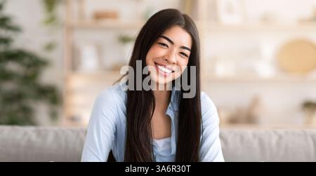 Portrait de belle femme asiatique souriante heureuse posant dans Home Interior Banque D'Images