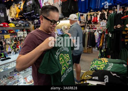 Sacramento, Californie, États-Unis. 25 mars 2025. Johnny Nguyen, ancien résident de Sacramento pour la Californie du Sud, achète un t-shirt Sactown A's chez Pro Imgae Sprots le mardi 25 mars 2025, à Sacramento. (Crédit image : © Paul Kitagaki Jr./ZUMA Press Wire) USAGE ÉDITORIAL SEULEMENT ! Non destiné à UN USAGE commercial ! Banque D'Images