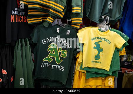 Sacramento, Californie, États-Unis. 25 mars 2025. Tarif non officiel du t-shirt Sactown A's Athletics affiché en vente chez Pro image Sports le mardi 25 mars 2025 à Sacramento. (Crédit image : © Paul Kitagaki Jr./ZUMA Press Wire) USAGE ÉDITORIAL SEULEMENT ! Non destiné à UN USAGE commercial ! Banque D'Images