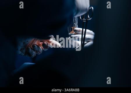 Équipe de chirurgiens expérimentés effectuant une opération cardiaque complexe avec une concentration totale dans une salle d'opération bien éclairée. La technologie en cardiologie Banque D'Images