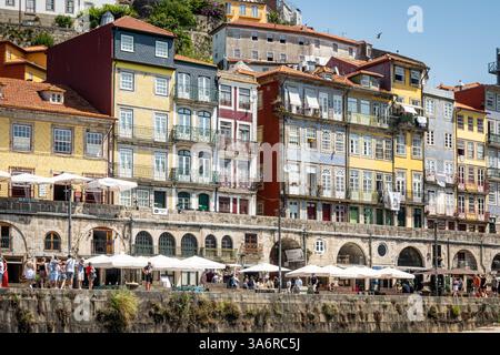 Construire des façades, dont certaines avec des azulejos, le long de la rive du fleuve Douro dans la Ribeira, l'une des parties les plus historiques de la ville. Banque D'Images