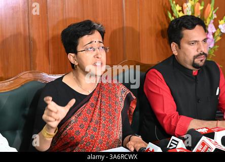 New Delhi, Inde. 25 mars 2025. NEW DELHI, INDE - MARS 25 : le dirigeant du PAA Atishi lors d'une conférence de presse pendant la session budgétaire de l'Assemblée législative de Delhi à Delhi Vidhan sabha le 25 mars 2025 à New Delhi, Inde. (Photo de Arvind Yadav/Hindustan Times/Sipa USA) crédit : Sipa USA/Alamy Live News Banque D'Images