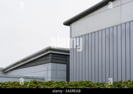 Caméra de sécurité à l'extérieur d'un mur d'entrepôt ondulé Banque D'Images