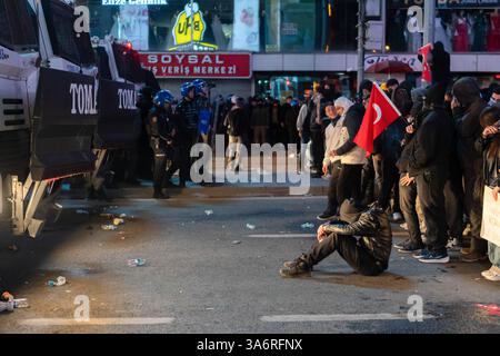 Ankara, Turquie. 26 mars 2025. Un manifestant attend devant un canon à eau pendant la manifestation. Les manifestations qui ont commencé après l'arrestation du maire métropolitain d'Istanbul, Ekrem Imamoglu, du Parti républicain du peuple (CHP), le 23 mars, se poursuivent dimanche. La police a empêché la marche de la messe réunie sur la place K ?z ?Lay et l'Université du moyen-Orient (ODTU) à Ankara. Crédit : SOPA images Limited/Alamy Live News Banque D'Images